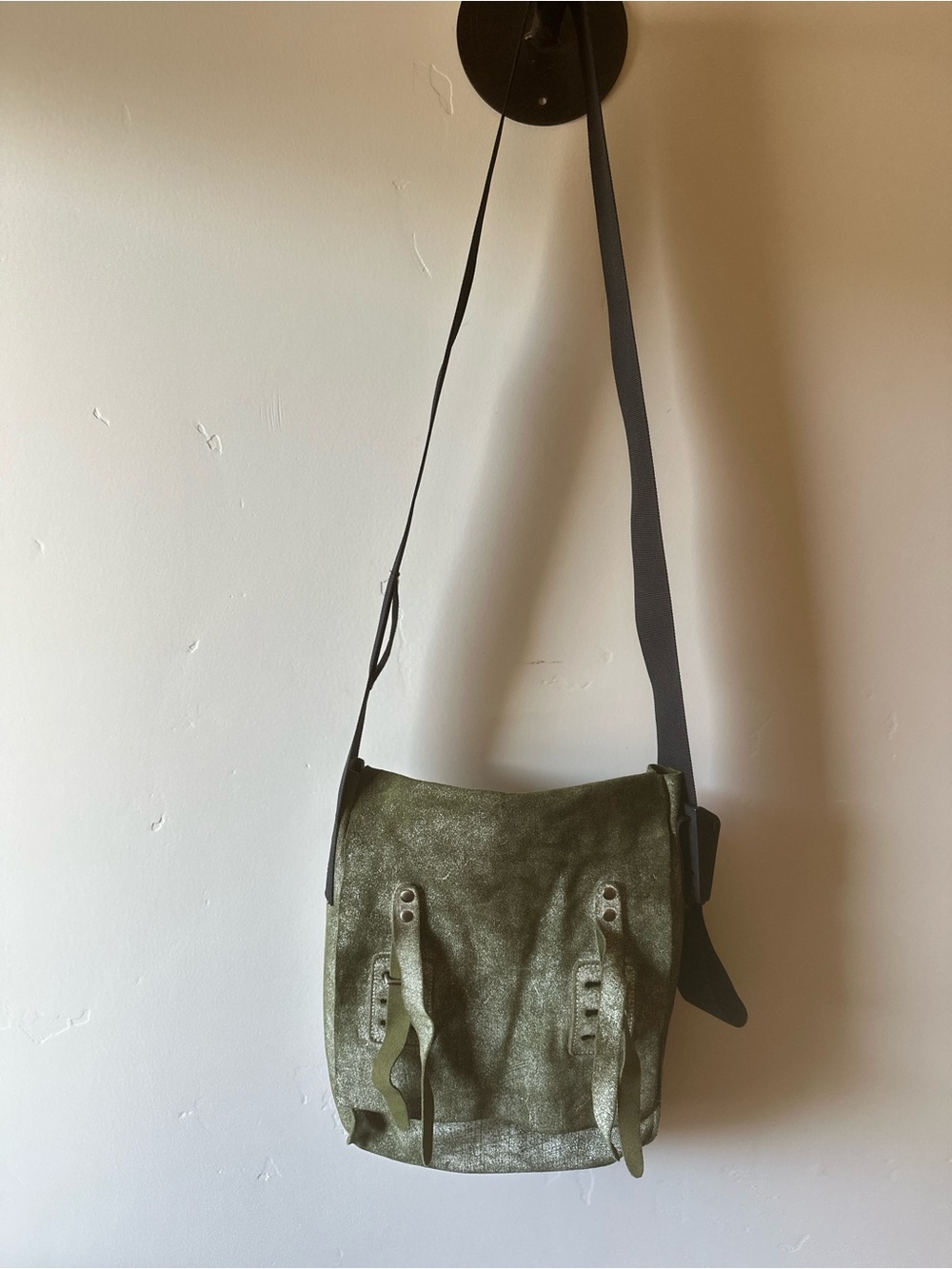 Versatile Olive Green Canvas Messenger Bag with Adjustable Black Strap